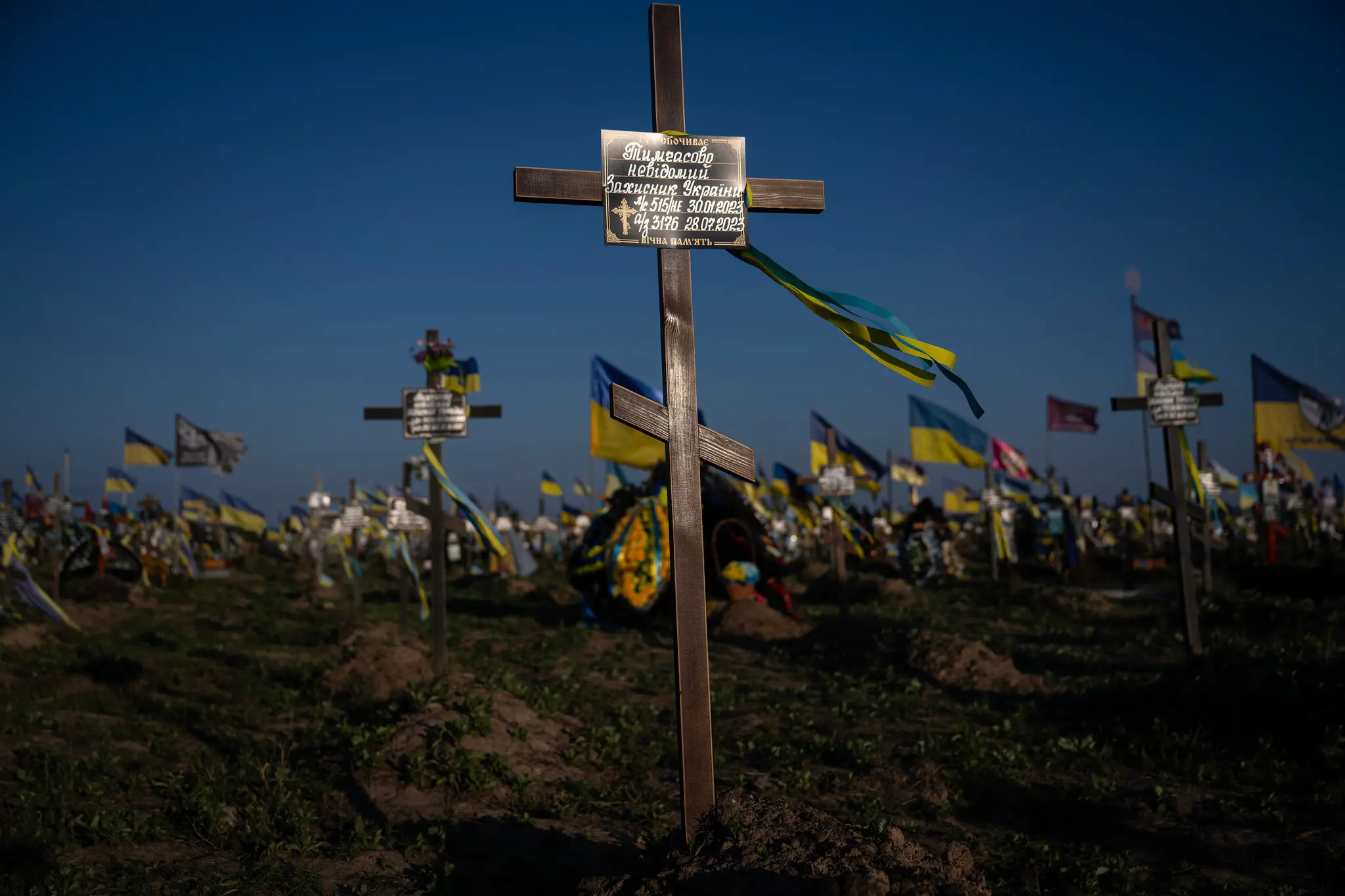 Хрести на ділянці кладовища для військовослужбовців у Дніпрі, Україна. Маркер стосується «невідомого захисника України»
